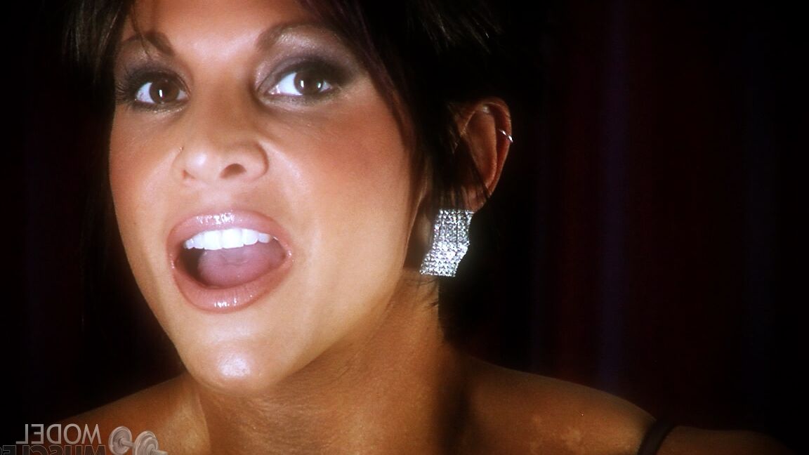 21P Die legendäre Bodybuilderin Tracy Daniels stellt ihr Dekolleté in ihren heißen Dessous zur Schau