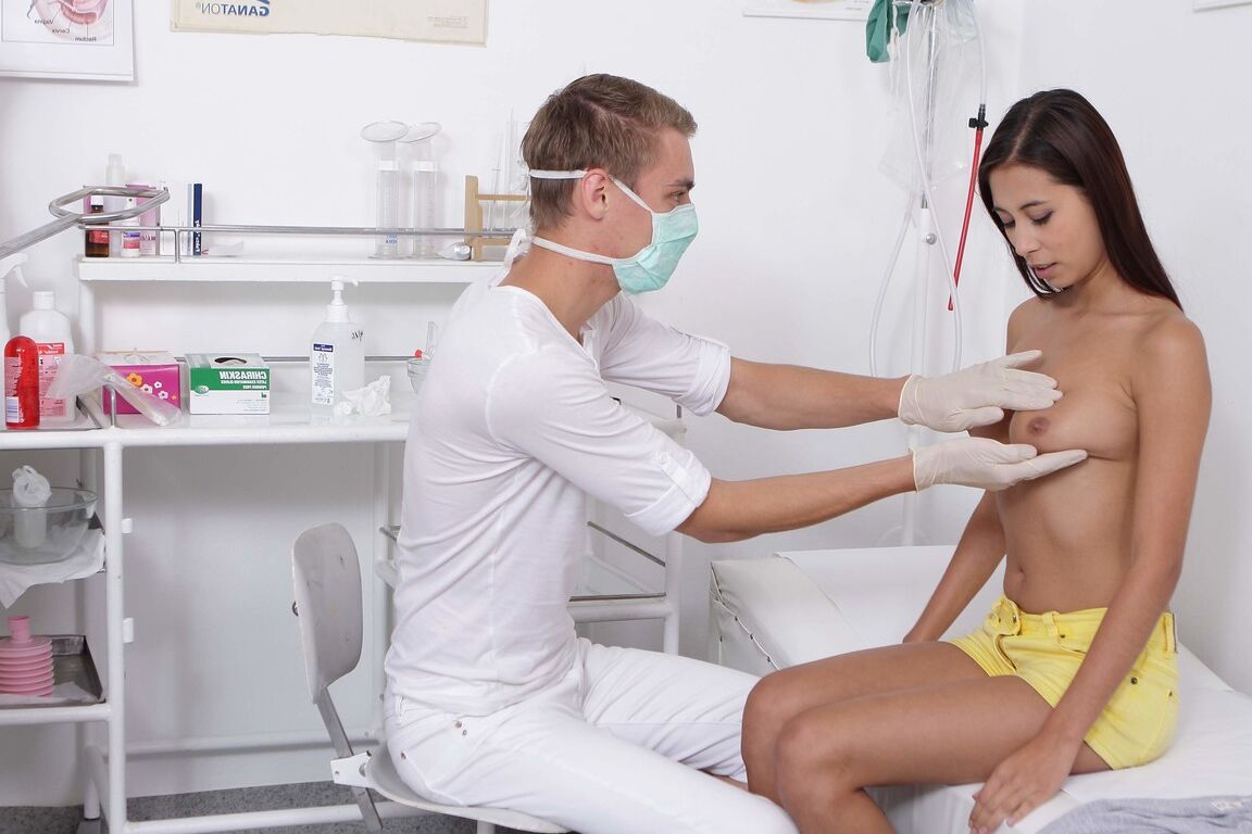 21P La delgada adolescente Paula Shy se folla al médico durante un chequeo médico de cuerpo completo