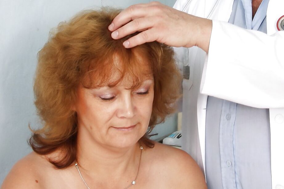 16P Une grosse femme rousse aux gros seins flasques se fait examiner par un gynécologue