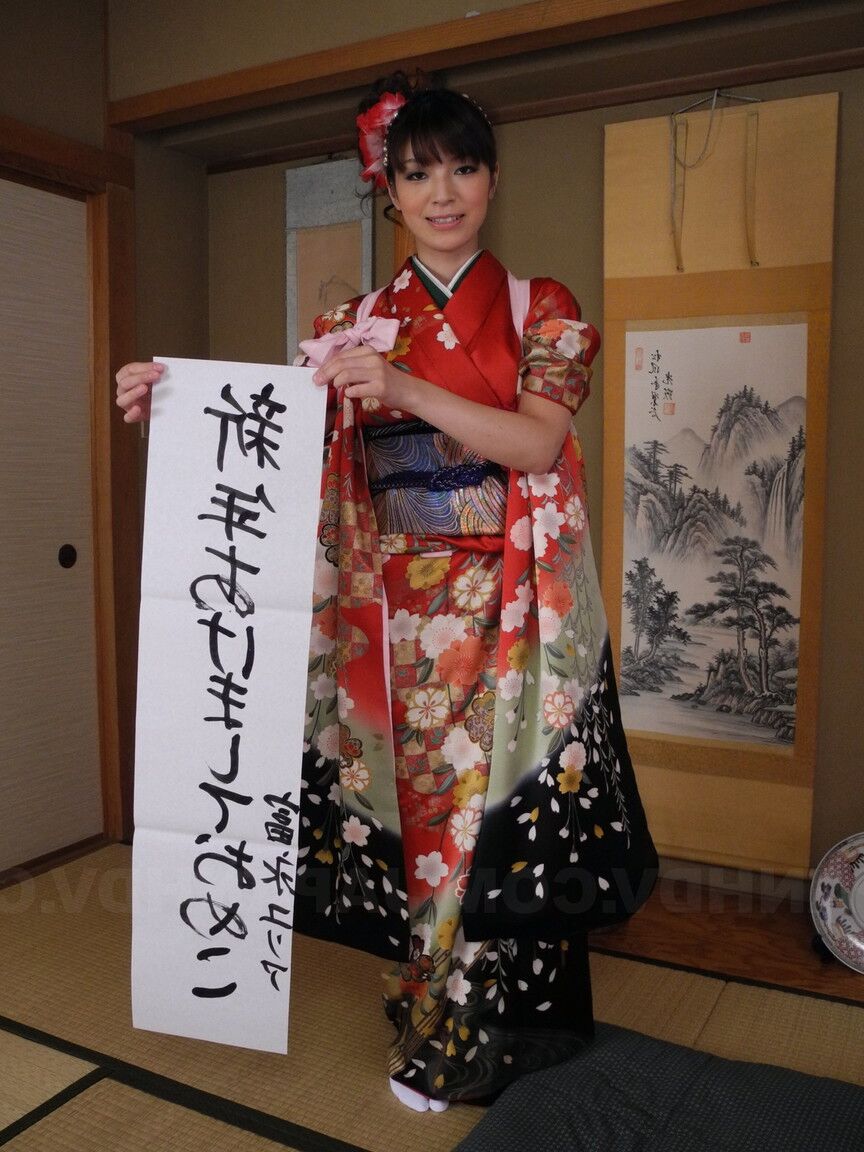 21P La esposa japonesa Yuria Tominaga expone sus tetas naturales