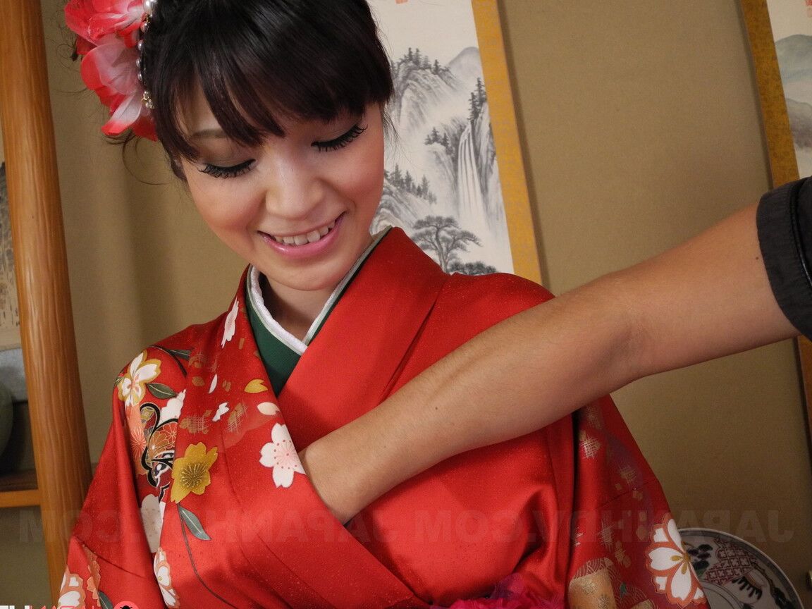 21P La esposa japonesa Yuria Tominaga expone sus tetas naturales