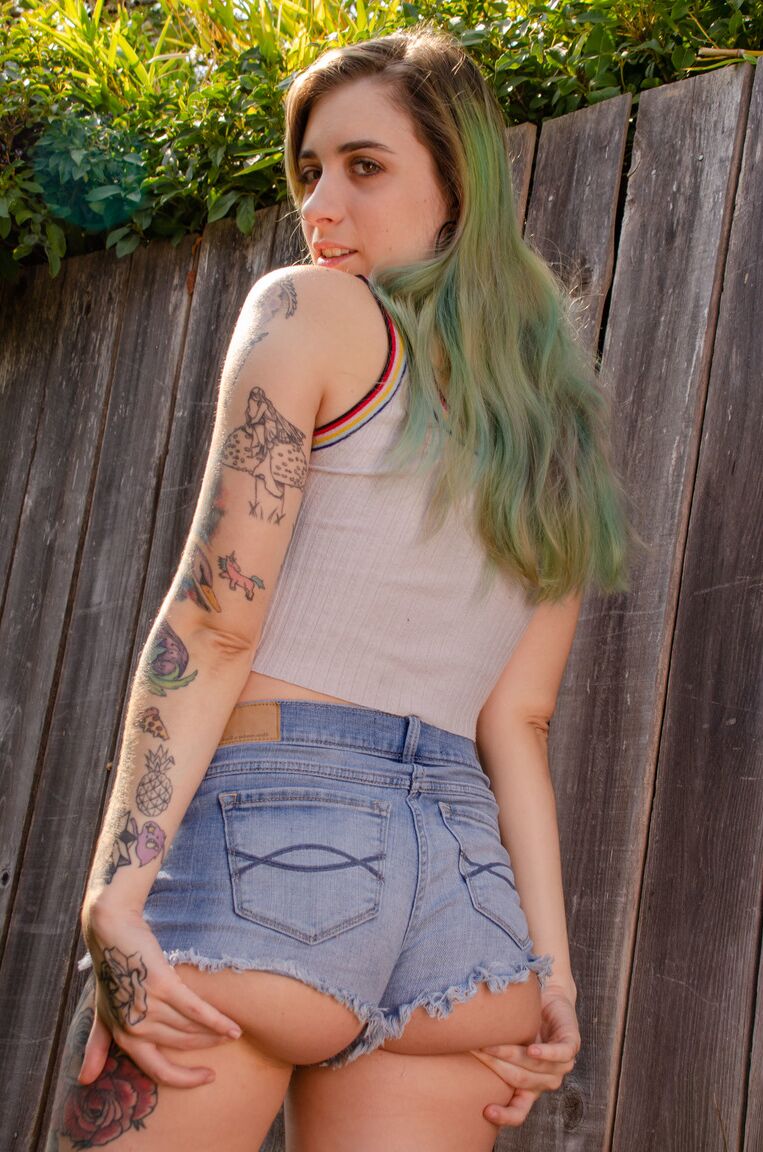 21P La pervertida nena de pelo verde Pearl Sage muestra sus axilas peludas y su chocho al aire libre