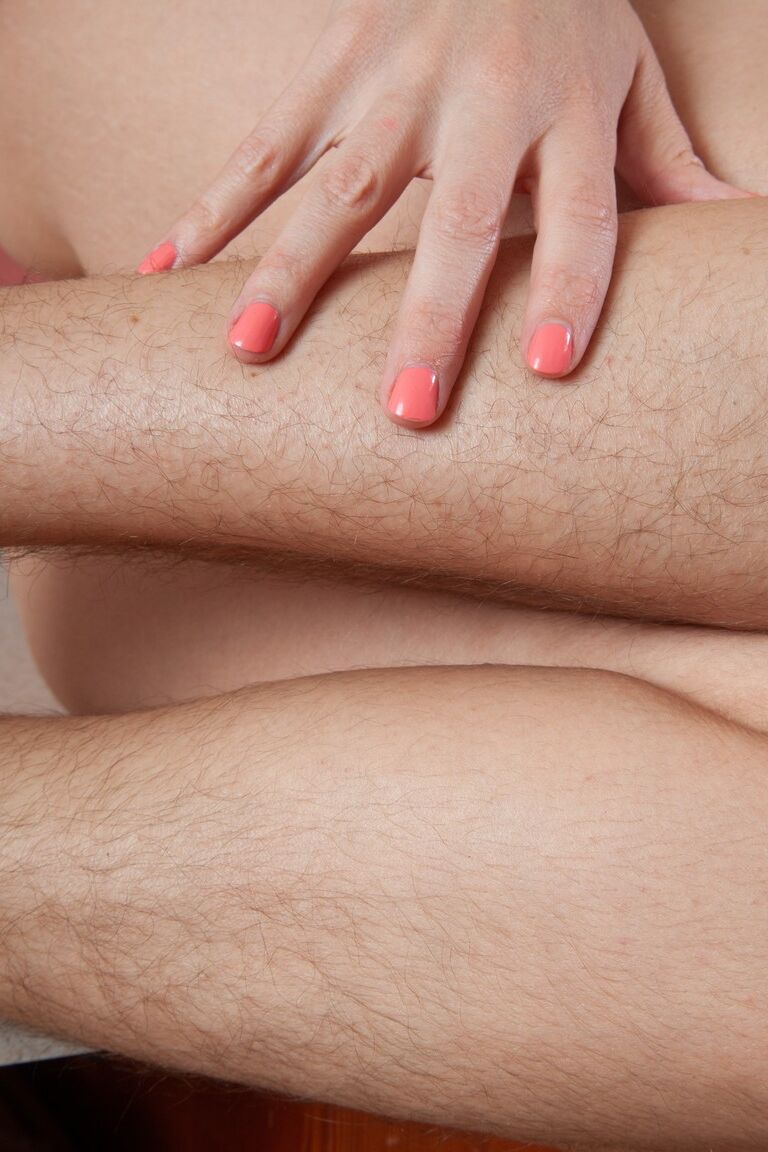 21P La jolie femme au foyer Simone affiche ses pieds sexy et ses trous poilus dans la cuisine