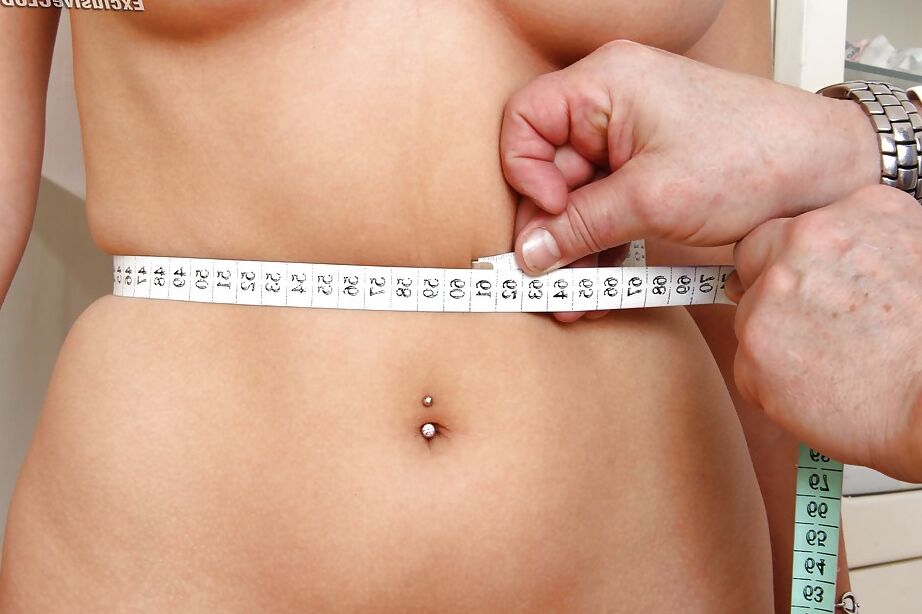 16P Gata fofa com grandes naturais Jennifer Amton obedece ao seu mestre fetichista