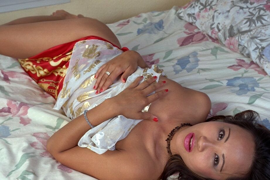 16P Asiática amateur sexual desnudándose en la cama antes de hundir los dedos en el chocho