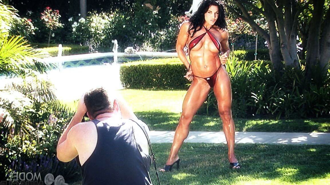 21P A fisiculturista Tracy Daniels exibe seu corpo quente e oleado em seu maiô ao ar livre