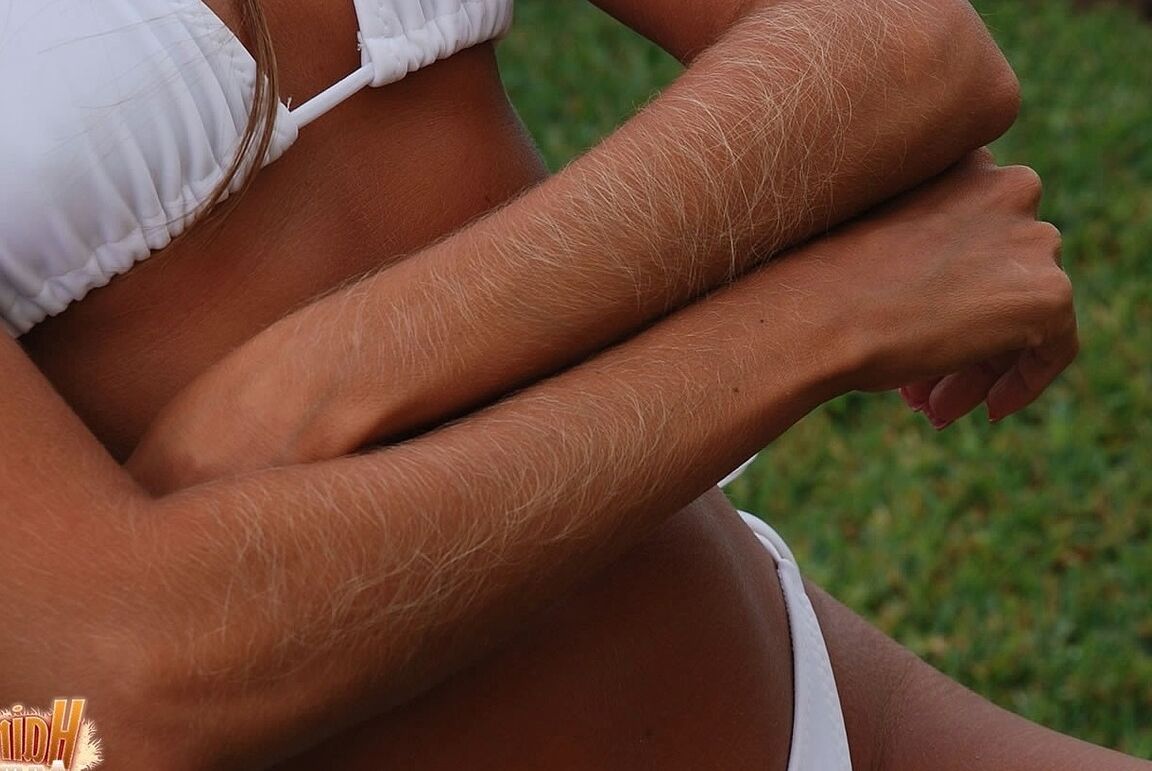 21P La hermosa MILF Lori Anderson provocando con sus brazos peludos en lencería blanca