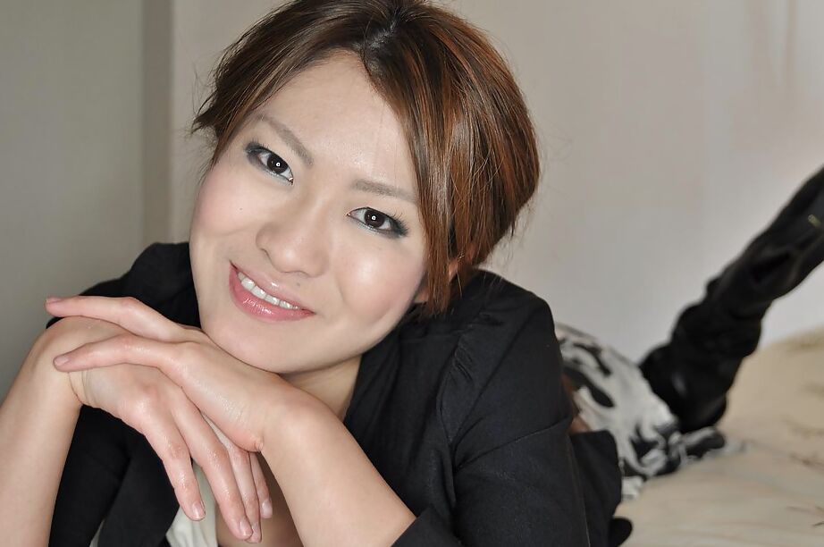 16P Hitomi Aoshima mostra sua bunda asiática adolescente e peitos grandes enquanto posa