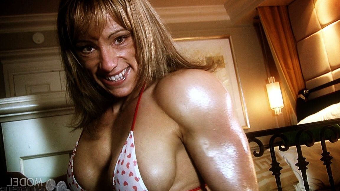 21P Die muskulöse Bodybuilderin Roseanne stellt ihren Arsch zur Schau und täuscht beim Posieren vor