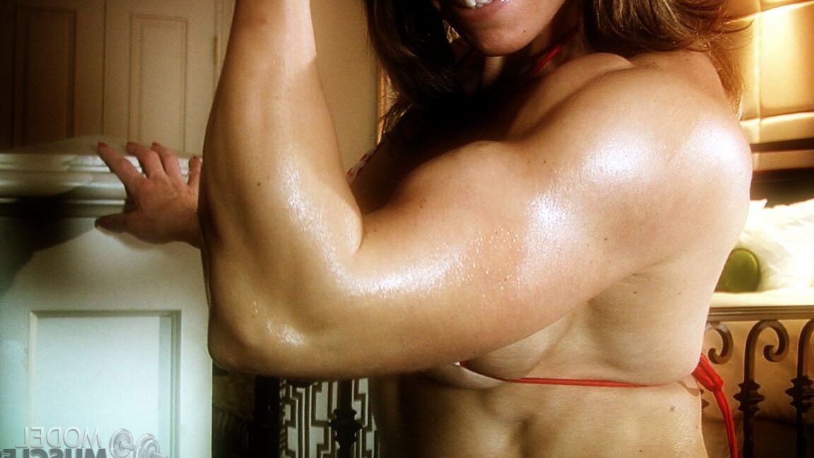 21P Die muskulöse Bodybuilderin Roseanne stellt ihren Arsch zur Schau und täuscht beim Posieren vor
