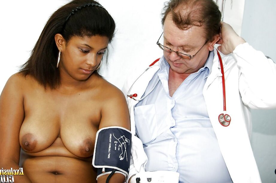 16P La grosse salope Manuela a ses gros seins et sa chatte taquinée par son médecin