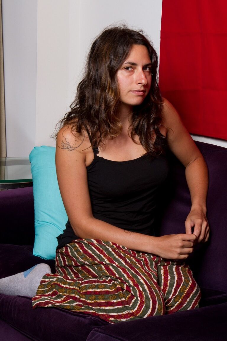 21P A morena peluda Mônica tira a roupa