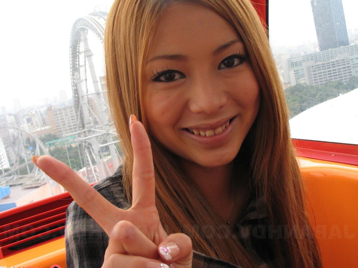 20P La belleza japonesa Anna Morisaki dando una mamada en POV en público a un extraño