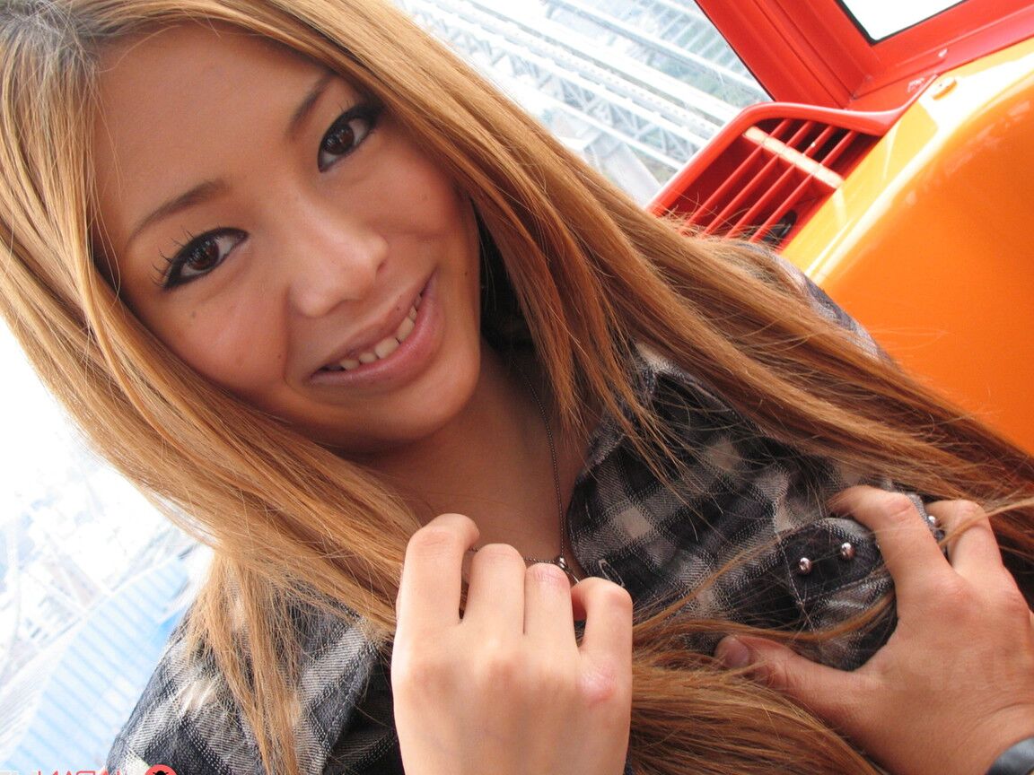 20P La belleza japonesa Anna Morisaki dando una mamada en POV en público a un extraño