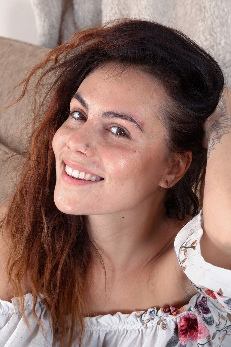 16P La tatuada Sweet Mary Jane muestra su coño totalmente natural en el sofá