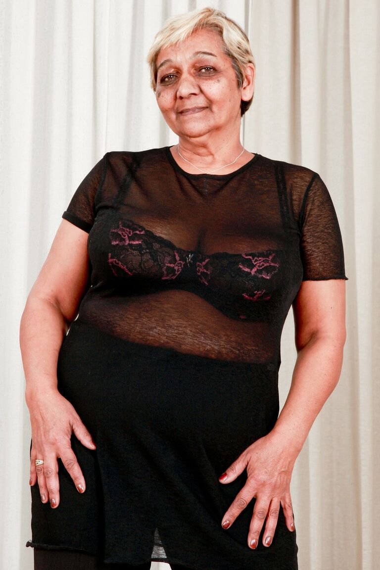 15P La abuela gorda Evika modela en sujetador y ropa interior durante una acción en solitario