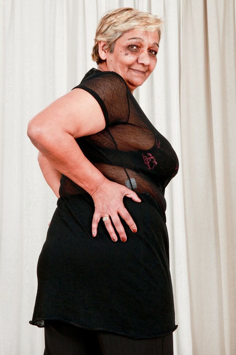 15P La abuela gorda Evika modela en sujetador y ropa interior durante una acción en solitario