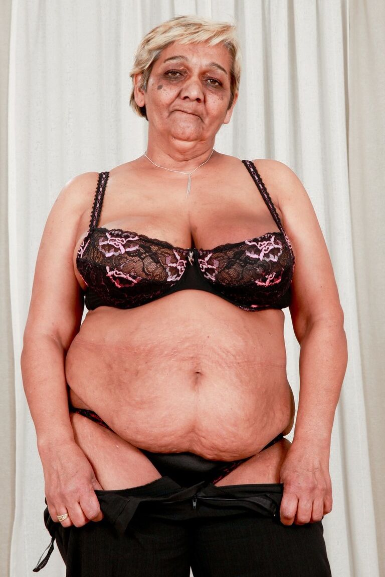 15P La abuela gorda Evika modela en sujetador y ropa interior durante una acción en solitario