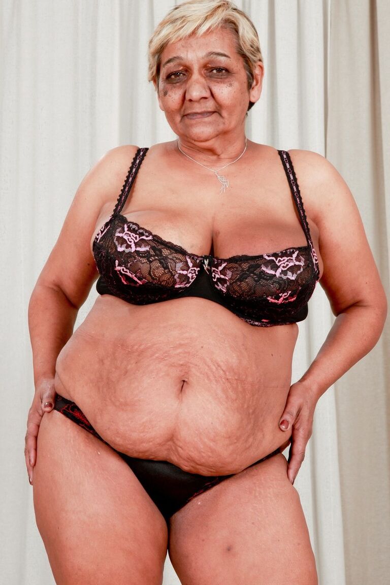15P La abuela gorda Evika modela en sujetador y ropa interior durante una acción en solitario