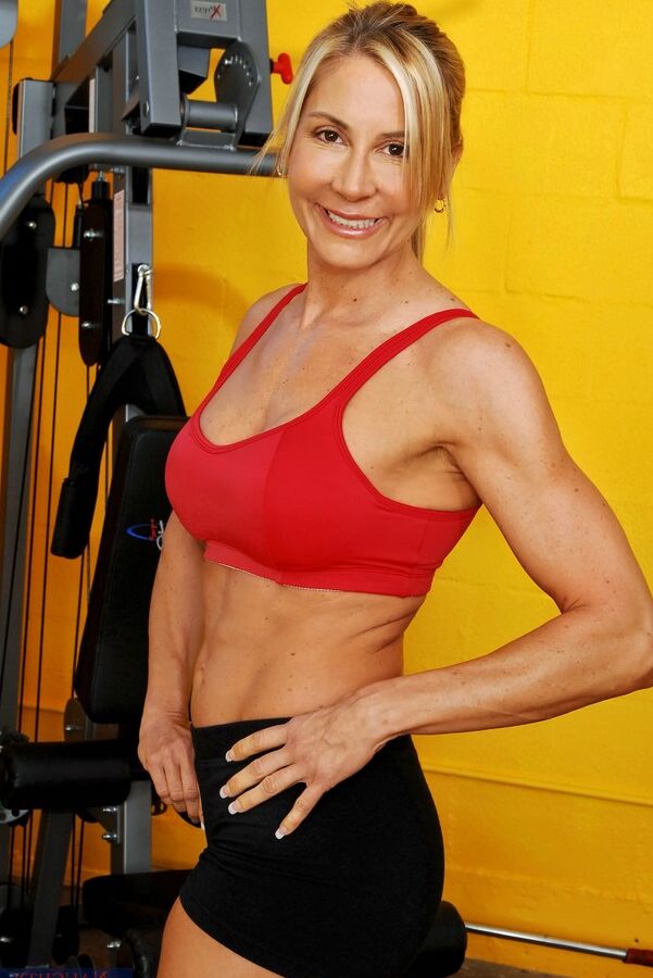 21P Fit MILF Kelly Estelle tira a roupa na academia e fode seu personal trainer careca