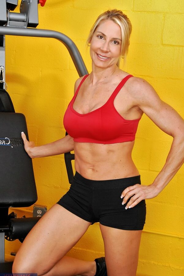 21P Fit MILF Kelly Estelle tira a roupa na academia e fode seu personal trainer careca