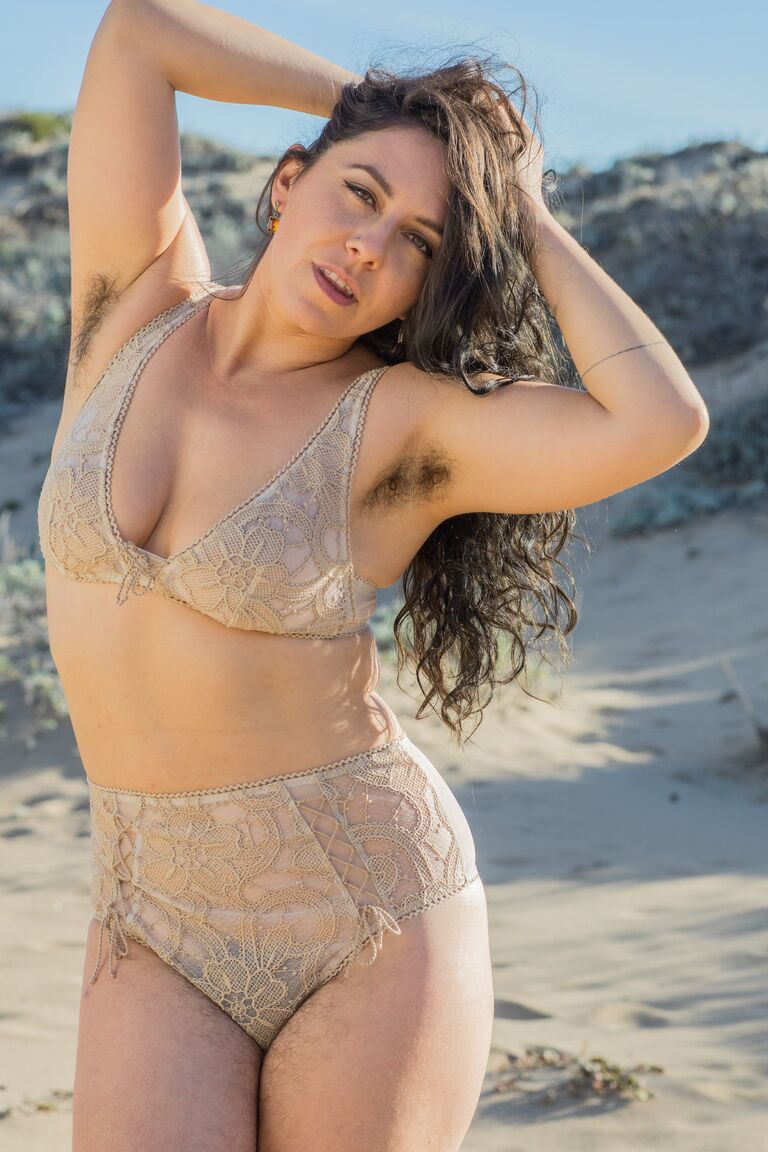 21P La dulce mamá amateur con un gran trasero Nikki Silver hace alarde de su entrepierna peluda