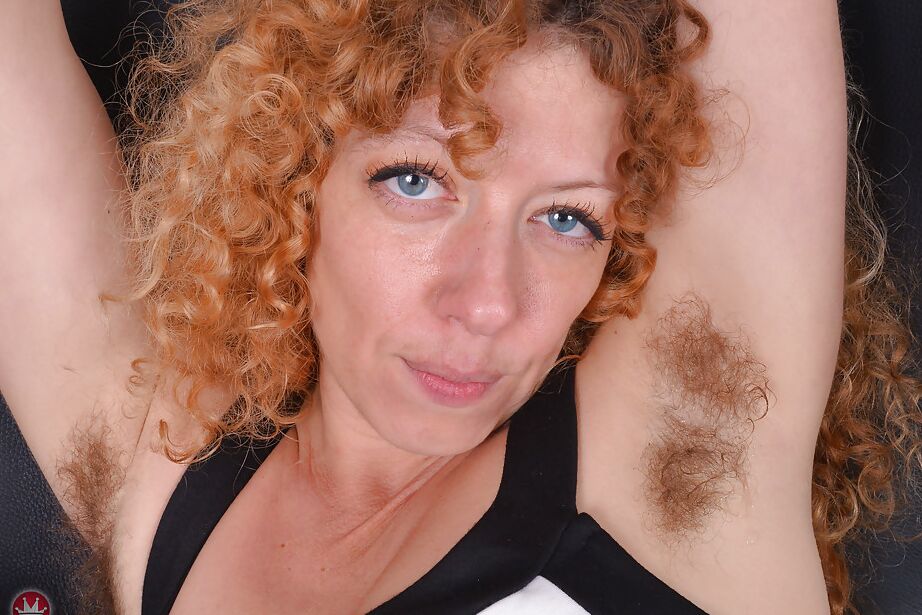 16P Rousse mature aux petits seins exhibant ses aisselles et son vagin poilus