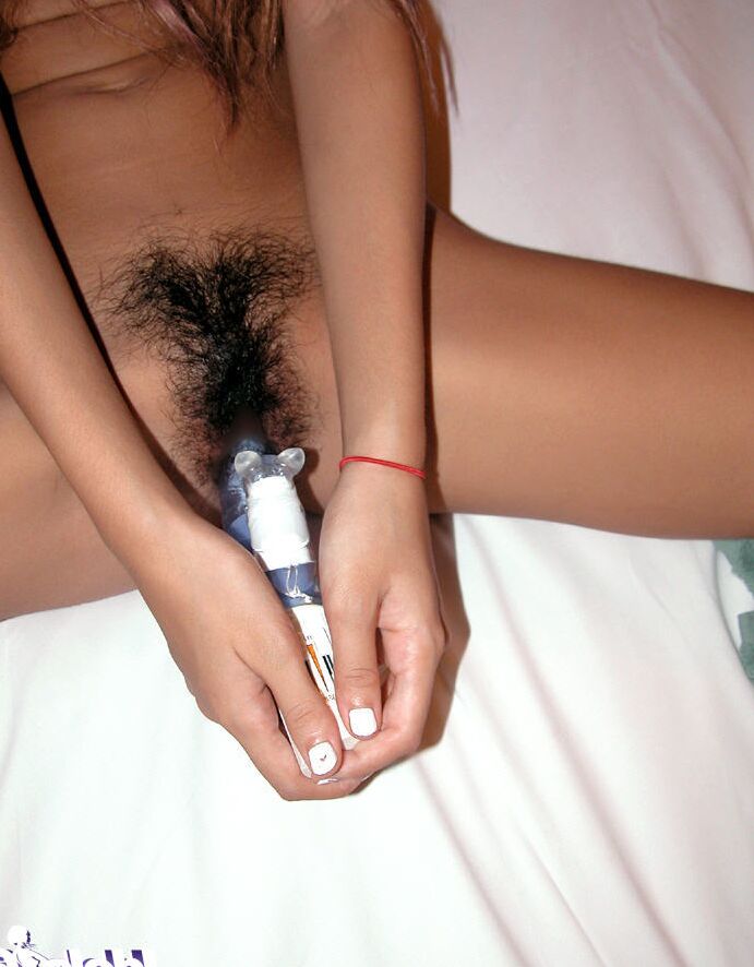 16P Une ado asiatique sensuelle se fait baiser et prend une éjaculation sur le ventre