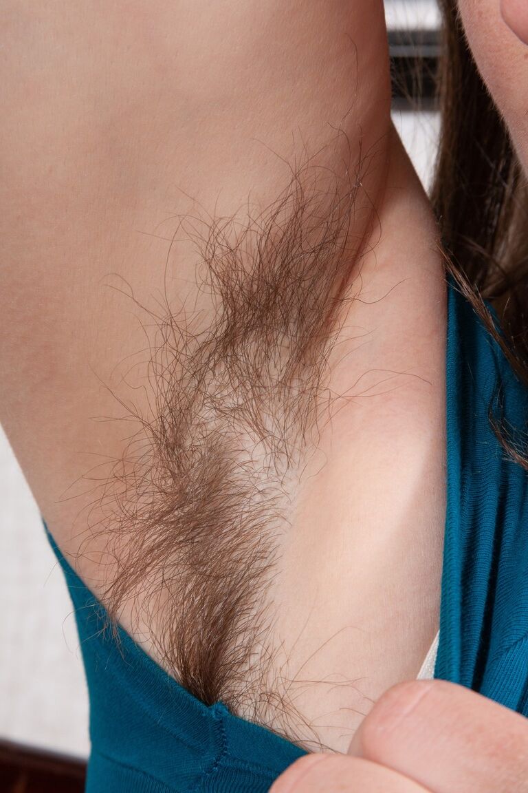 21P La dulce amateur Snow muestra sus axilas peludas, su chocho y sus grandes tetas