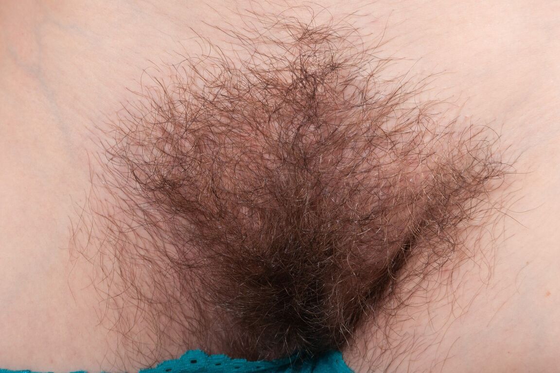 21P La dulce amateur Snow muestra sus axilas peludas, su chocho y sus grandes tetas