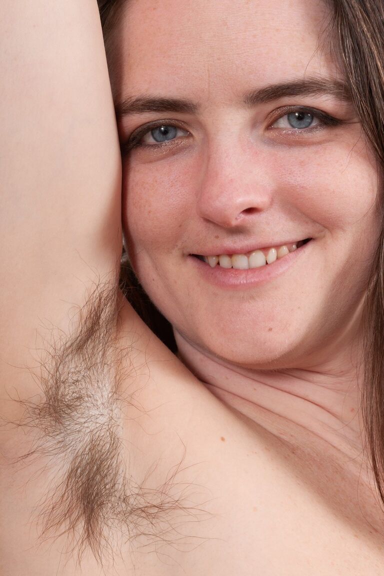 21P La dulce amateur Snow muestra sus axilas peludas, su chocho y sus grandes tetas