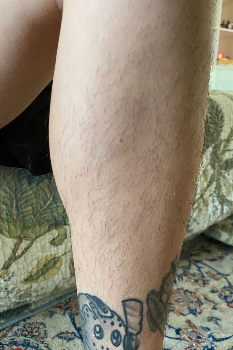 21P A morena fofa Mi Ha Doan mostra seu regalo peludo e exibe seus pés