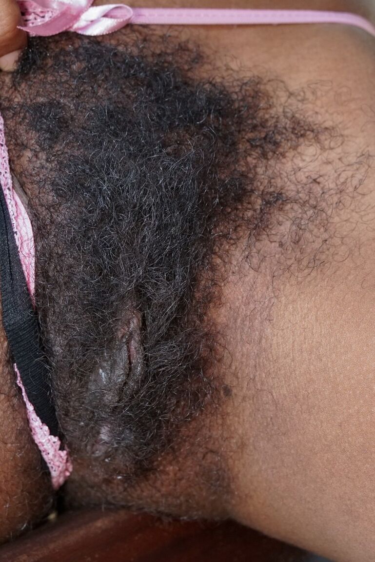 16P A amadora negra Sofia Cuty revela seus seios caídos antes de mostrar seu castor