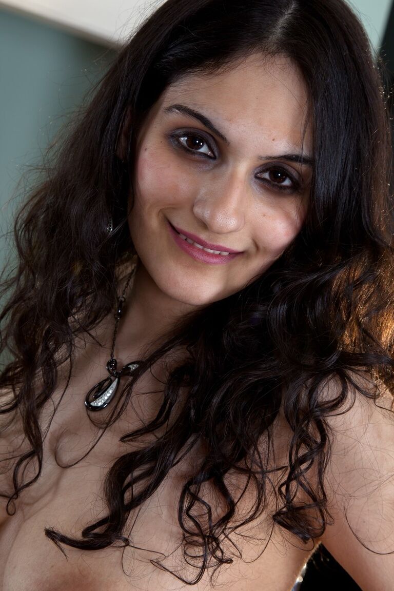 21P La encantadora nena amateur Riani muestra sus grandes tetas caídas y sus partes peludas del cuerpo