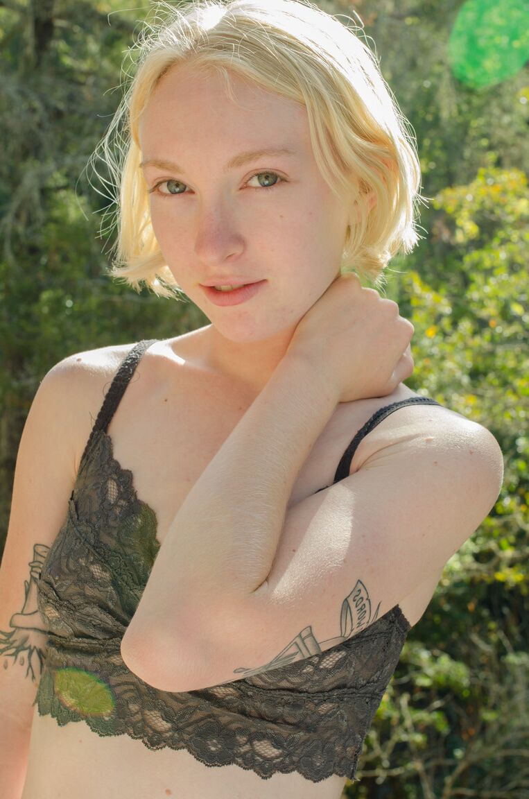 21P La esbelta rubia amateur Ivy Blair muestra sus tatuajes y su coño peludo al aire libre
