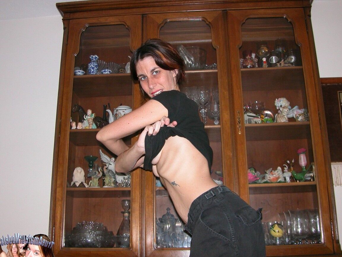15P Uma senhora magrinha com uma cara feia abre os lábios da buceta enquanto fica nua