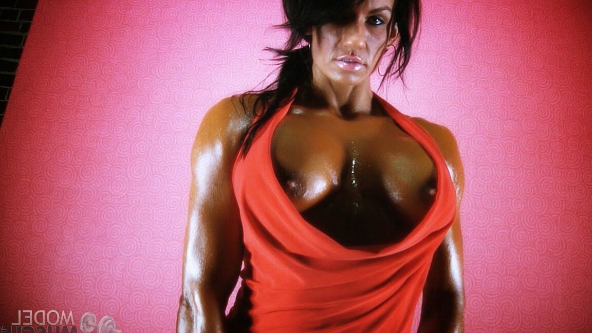 21P La culturista exótica Jennifer Love muestra sus grandes pechos aceitados de cerca