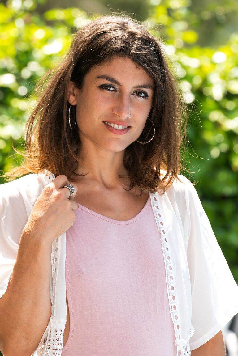 Die 21P brünette Amateurin Julia Roca neckt mit ihrem heißen Arsch und ihrem haarigen Schritt im Freien
