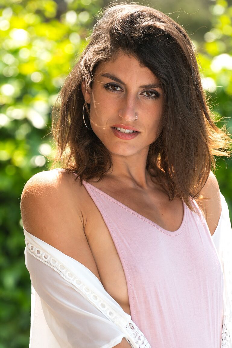 Die 21P brünette Amateurin Julia Roca neckt mit ihrem heißen Arsch und ihrem haarigen Schritt im Freien