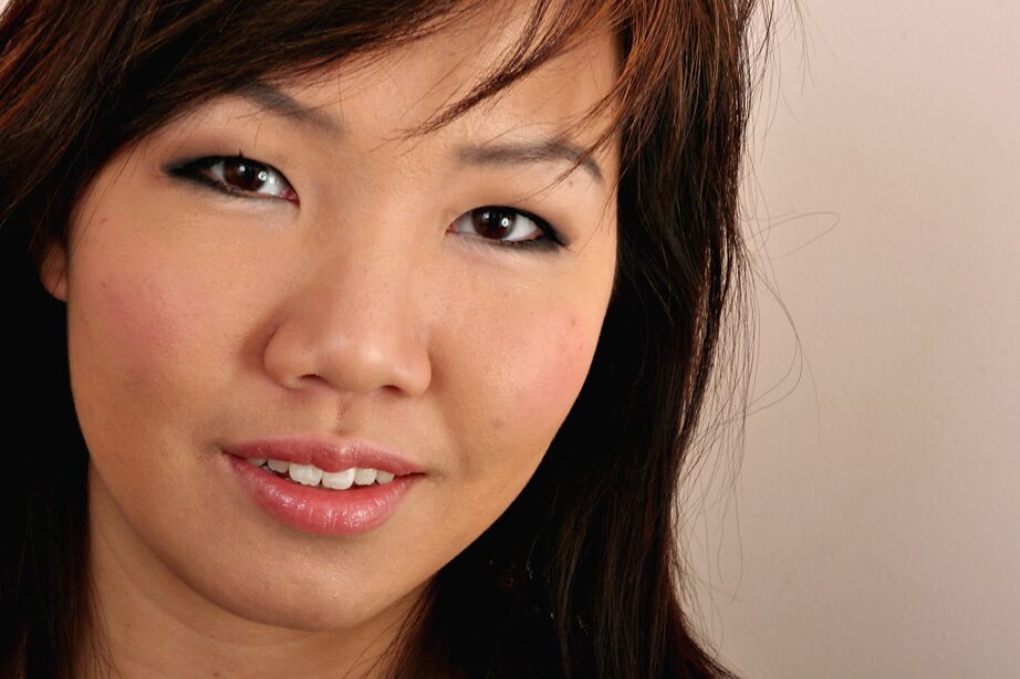 16P Amateur asiatique solo fille exposant ses petits seins d'adolescente et sa chatte poilue