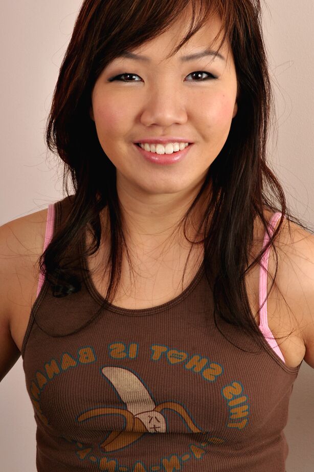 16P Amateur asiatique solo fille exposant ses petits seins d'adolescente et sa chatte poilue