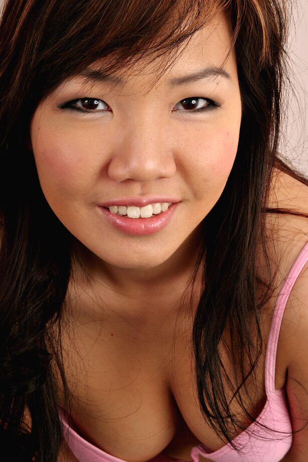 16P Amateur asiatique solo fille exposant ses petits seins d'adolescente et sa chatte poilue