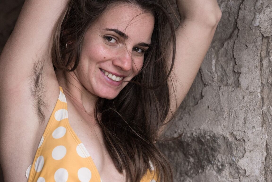 16P Girl next door Natalia se déshabille pour montrer son castor très poilu et ses petits seins