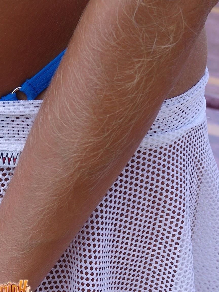 21P Mamá cachonda de brazos peludos Lori Anderson muestra sus pequeñas tetitas y posa