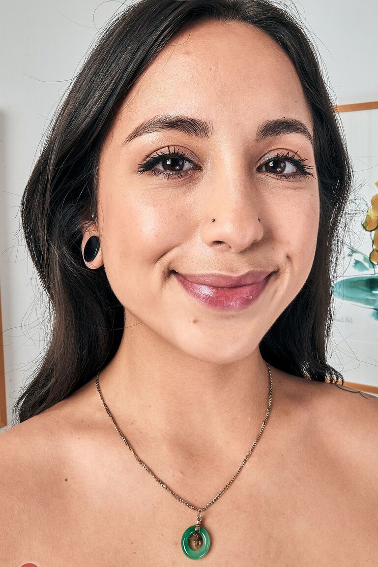 21P Adolescente morena com tatuagens Mi Ha Doan exibe sua buceta peluda e faz poses