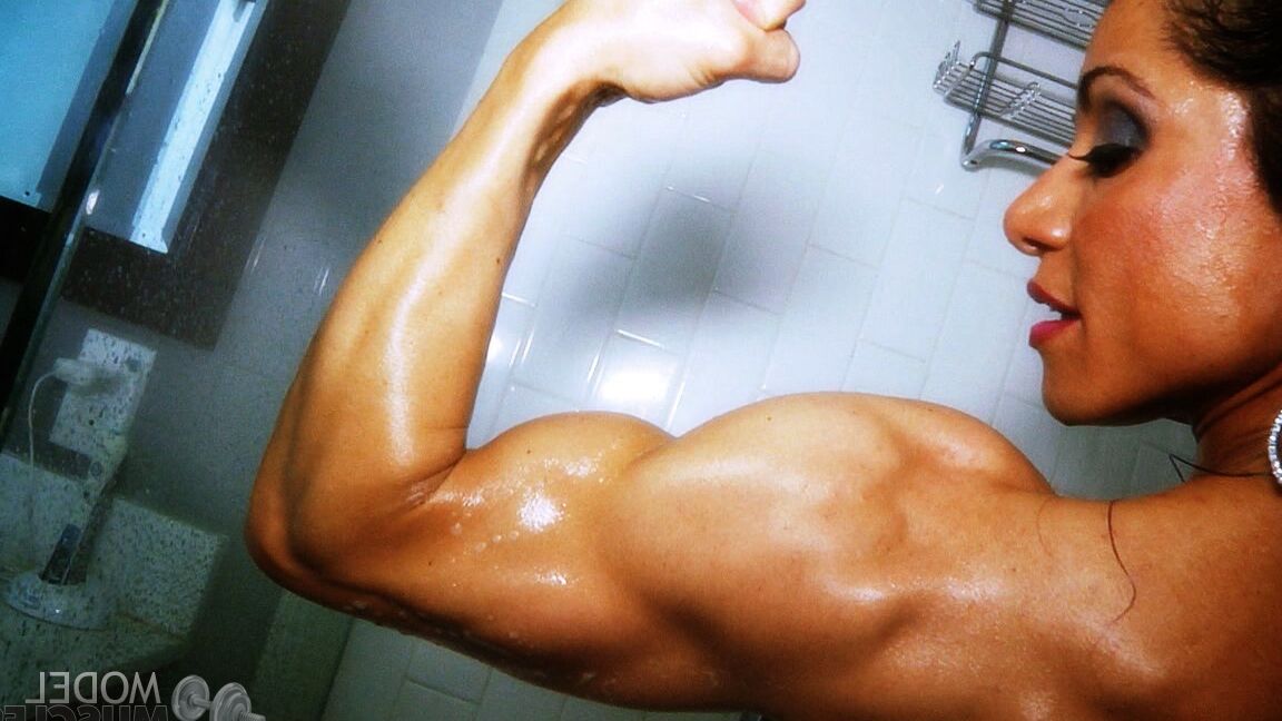 21P Fisiculturista Marina Lopez flexionando seus grandes músculos