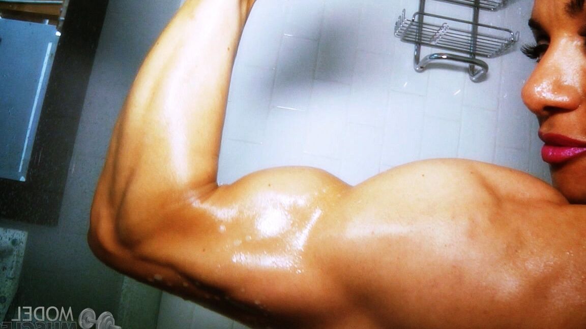 21P Fisiculturista Marina Lopez flexionando seus grandes músculos