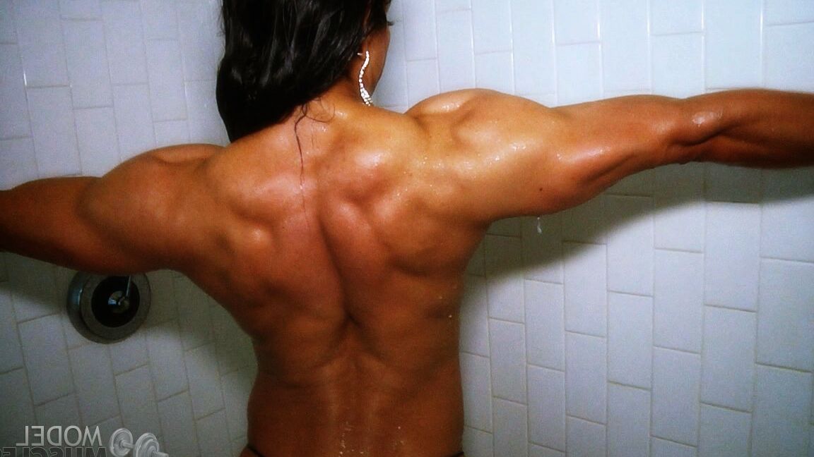 21P Fisiculturista Marina Lopez flexionando seus grandes músculos