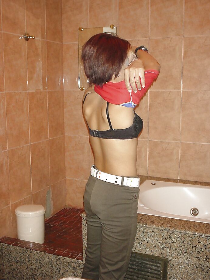 16P La MILF asiática Nai pasa mucho tiempo sexy en su propio baño