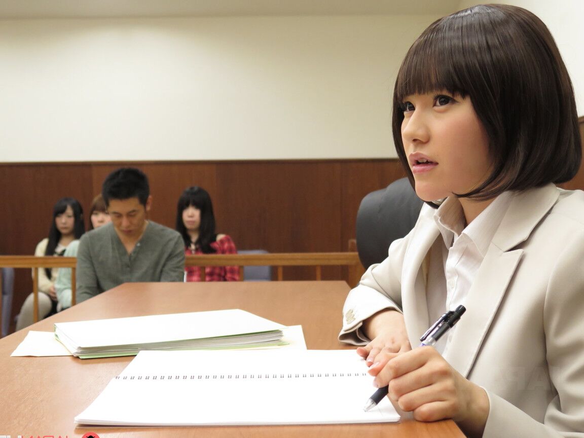 Die 21P japanischen Schönheiten Shiori Uehara und Nonoka Kaede werden im Gerichtssaal verarscht